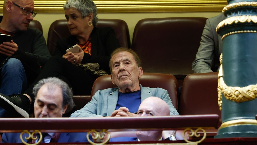 Fernando Sánchez Dragó en la tribuna de invitados del Congreso