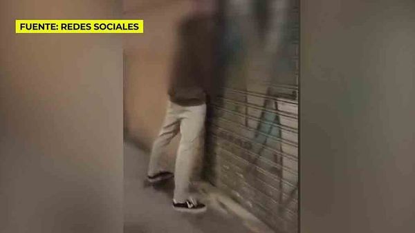 Graba a varios jóvenes orinando en la puerta de su casa y ellos ni se ...