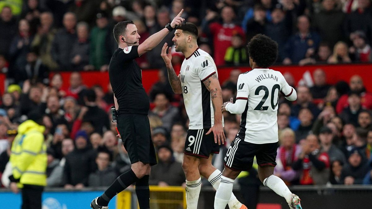 Mitrovic, jugador del Fulham, pierde los papeles: se enfrenta a una sanción ejemplar