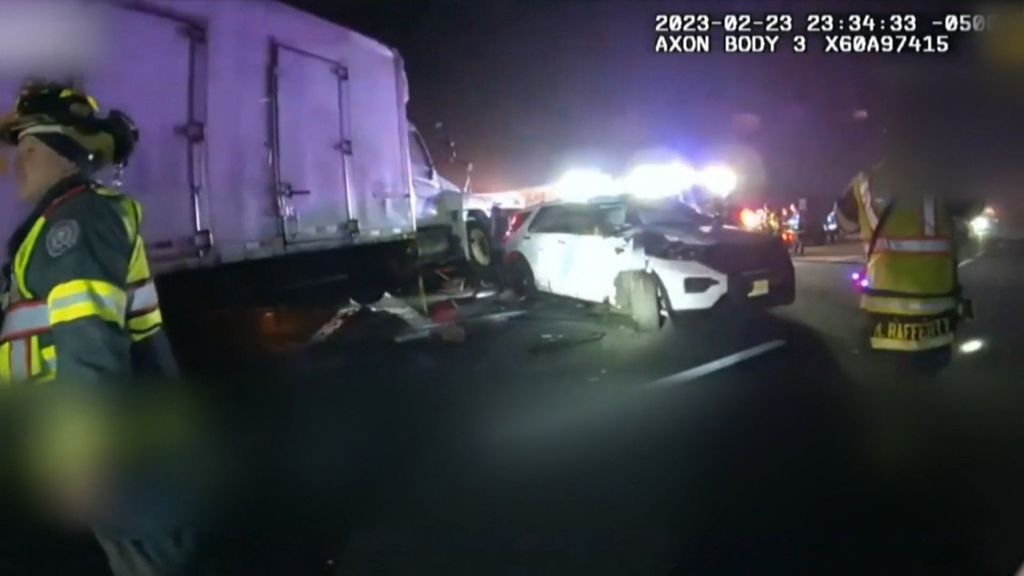 El conductor de un camión se salta un control policial y destroza tres coches patrulla en EEUU