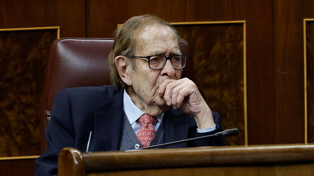 Moción de Censura: Ramón Tamames se sienta en el escaño de Abascal desde donde intervendrá en el debate