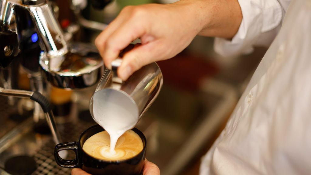 Un hombre atraca un banco en Tarragona y le pillan en el bar del pueblo desayunando tras el robo