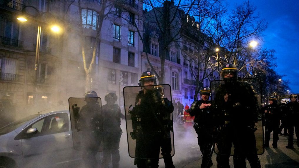 Gases lacrimógenes contra los manifestantes en las calles de Francia: protestas por la reforma de las pensiones