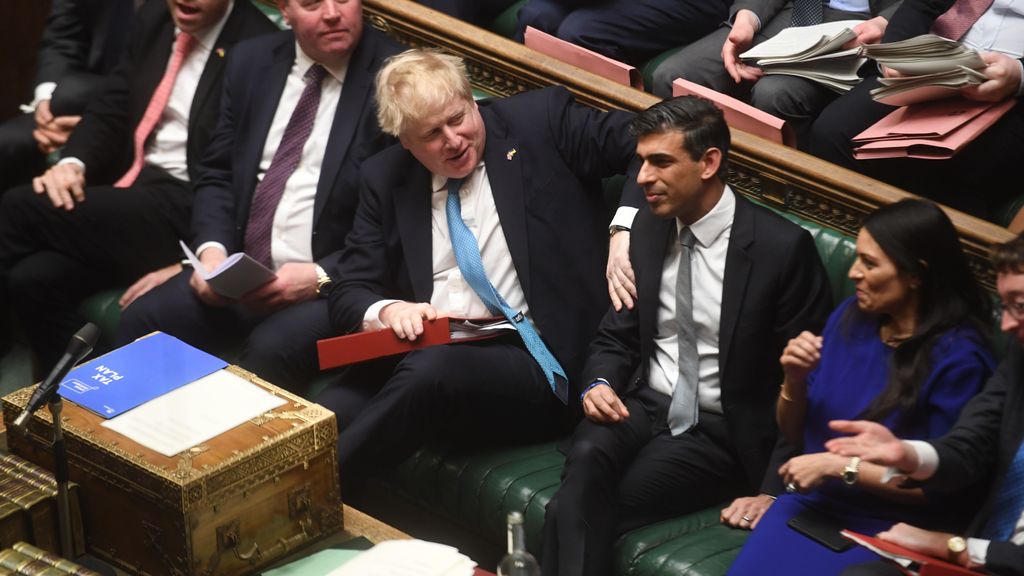 Boris Johnson y Rishi Sunak en el parlamento británico