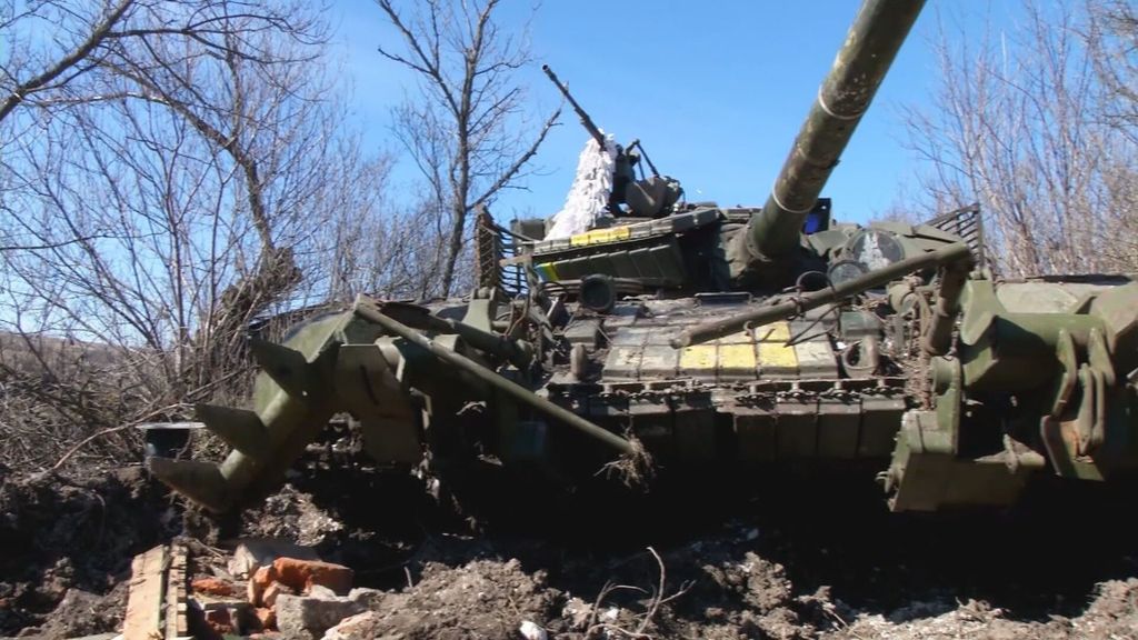 Día y noche sin parar para reparar los carros de combate: así trabajan los mecánicos de Ucrania