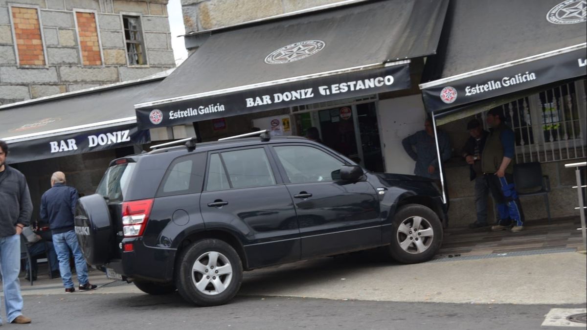 Dos heridos, uno de ellos de consideración, al invadir un coche la terraza de un bar de A Merca (Ourense)