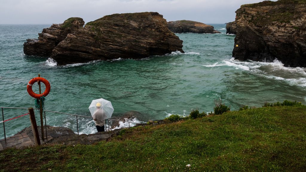 El jueves será un día de lluvias, viento y fuerte oleaje en el norte de España