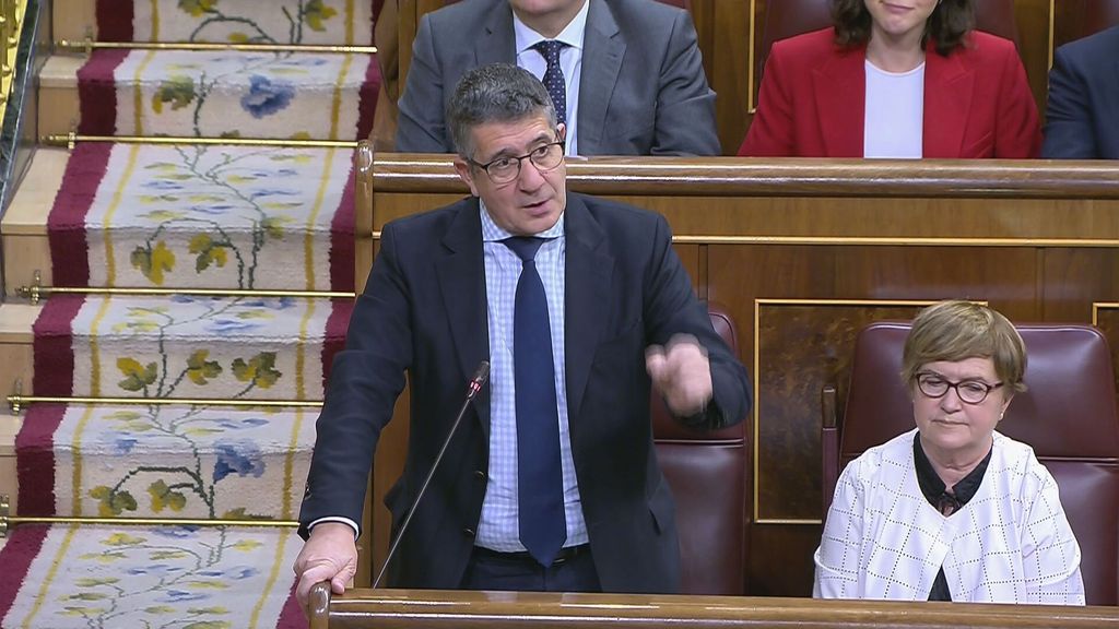 El portavoz del PSOE, Patxi López, interviene desde su escaño.