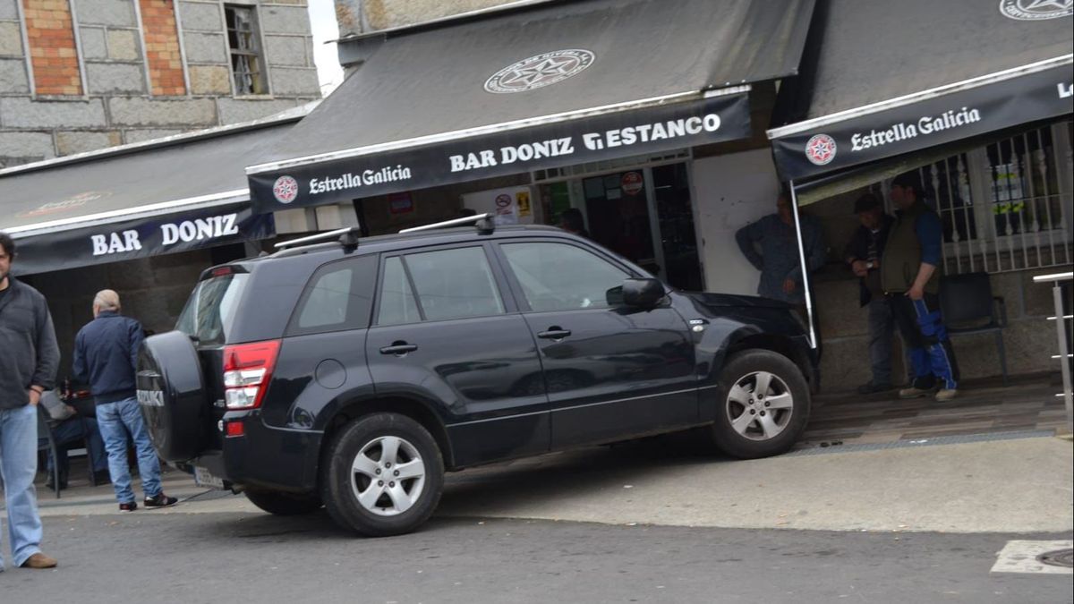 El vehículo invadió la terraza del bar de A Merca e hirió a dos mujeres El vehículo invadió la terraza del bar de A Merca e hirió a dos mujeres