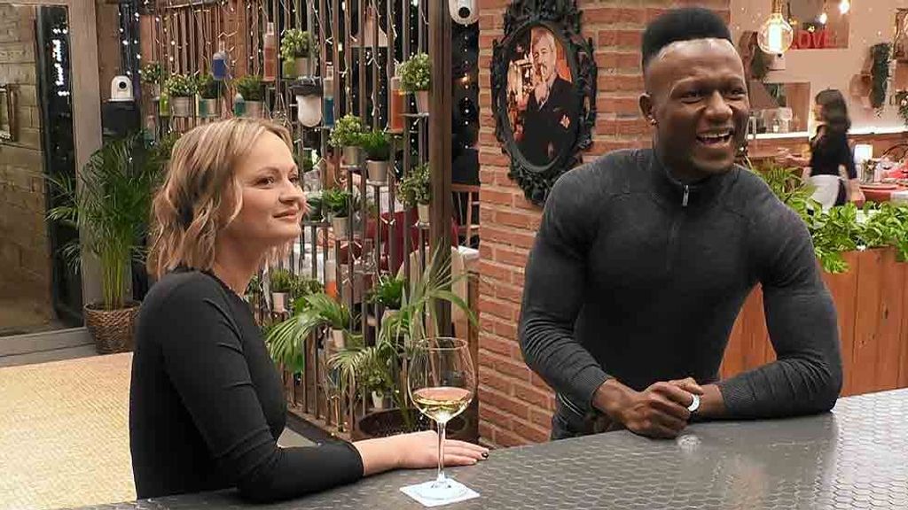 Elber y July durante su cita en 'First Dates'