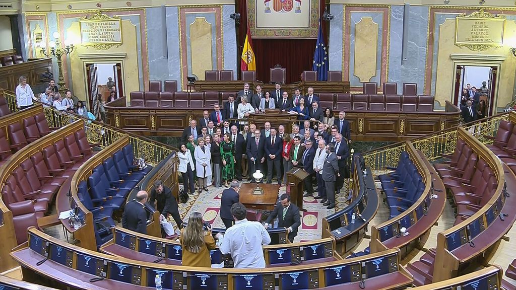 Foto de familia de Vox y el candidato de su moción después de fracasar en el Congreso