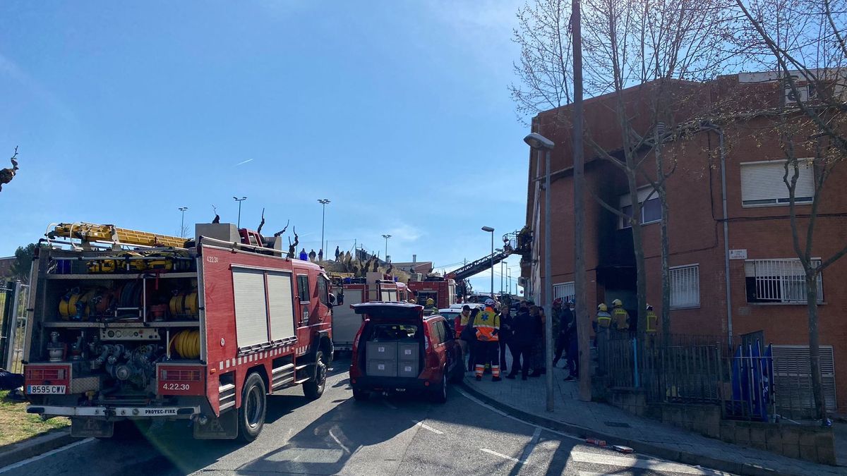 Los bomberos revisan si las llamas han afectado a la estructura del edificio