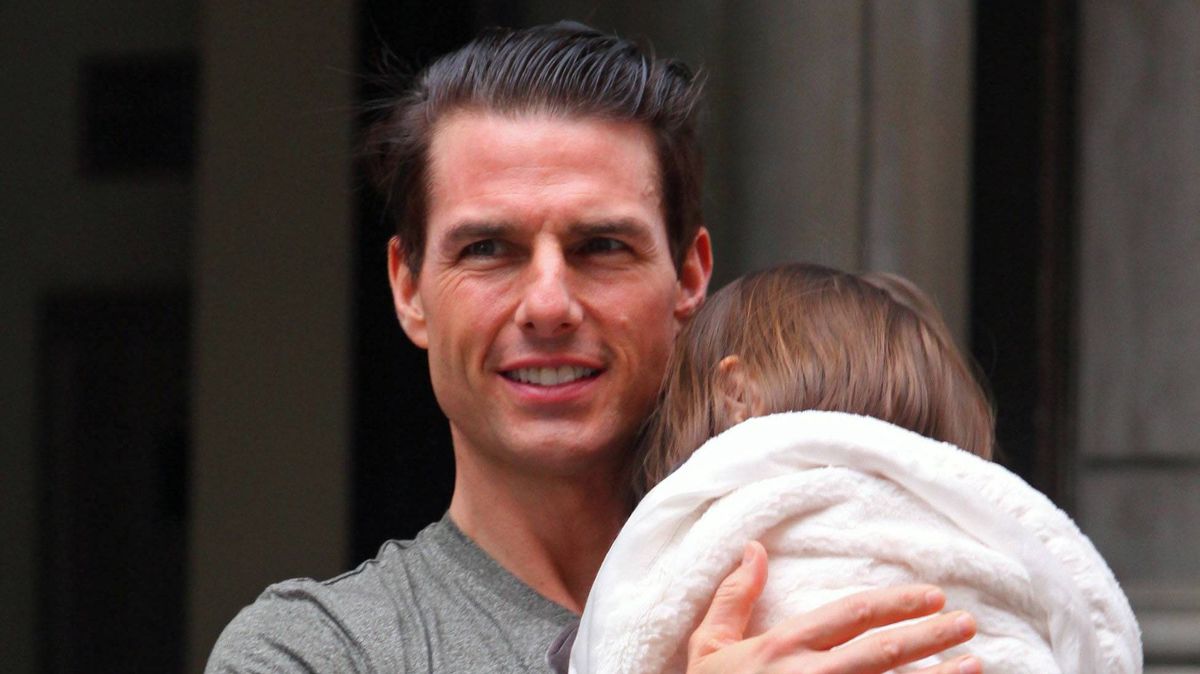 Tom Cruise con su hija Suri en brazos en 2008