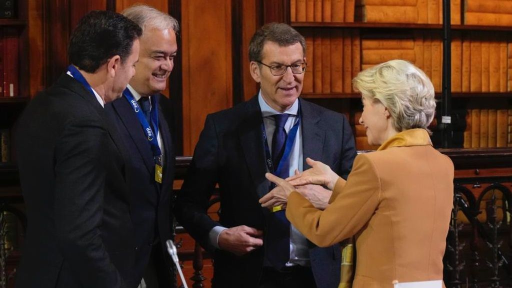 El presidente del PP, Alberto Núñez Feijóo, charla con la presidenta de la Comisión europea, Ursula von der Leyen