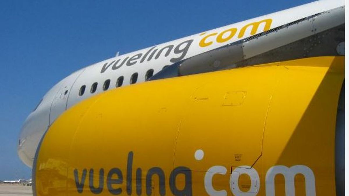 La compañía aérea Vueling podría ser multada por obligar a sus azafatas a usar tacones y maquillarse