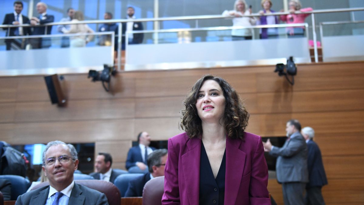 La presidenta de la Comunidad de Madrid, Isabel Díaz Ayuso, asiste al último pleno de la legislatura