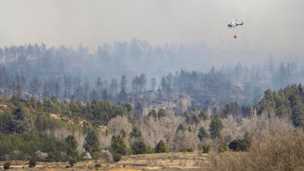 Los bomberos aragoneses desconvocan su huelga para combatir un foco con más de 1.000 hectáreas quemadas.