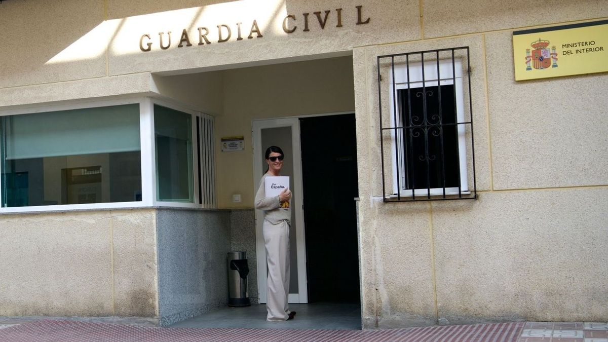 Macarena Olona, en la Comandancia de la Guardia Civil, cuando presentó la denuncia