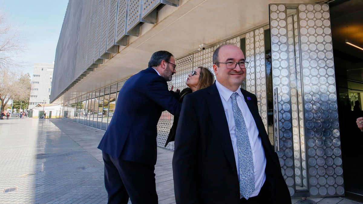MADERO CUBERO. 20/3/22
Córdoba. Andalucía.
El ministro de Cultura y Deporte, Miquel Iceta, hace entrega de la nueva Biblioteca Pública del Estado en Córdoba a la Junta de Andalucía, con la asistencia del consejero de Turismo, Cultura y Deporte, Arturo Bernal, y el alcalde de Córdoba, José María Bellido. MADERO CUBERO. 20/3/22
Córdoba. Andalucía.
El ministro de Cultura y Deporte, Miquel Iceta, hace entrega de la nueva Biblioteca Pública del Estado en Córdoba a la Junta de Andalucía, con la asistencia del consejero de Turismo, Cultura y Deporte, Arturo Bernal, y el alcalde de Córdoba, José María Bellido.