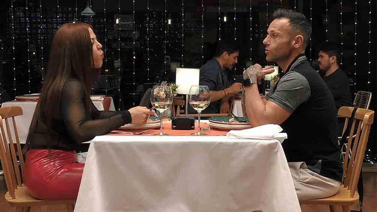 Sara, sin palabras ante la pregunta de su cita en ‘First Dates’: “¿Eres tricolor?”