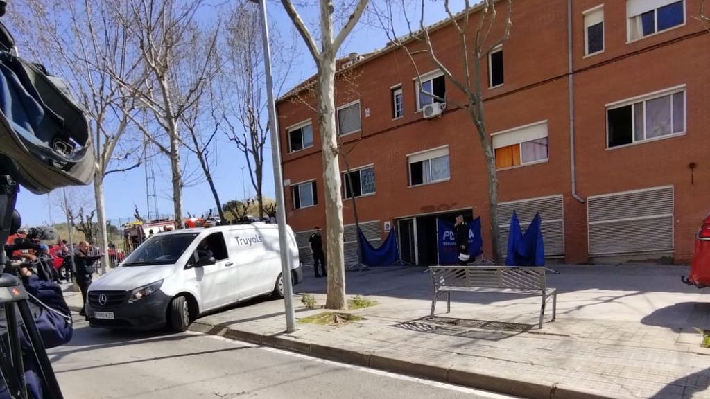 Un furgón funerario, este miércoles, a la salida del edificio