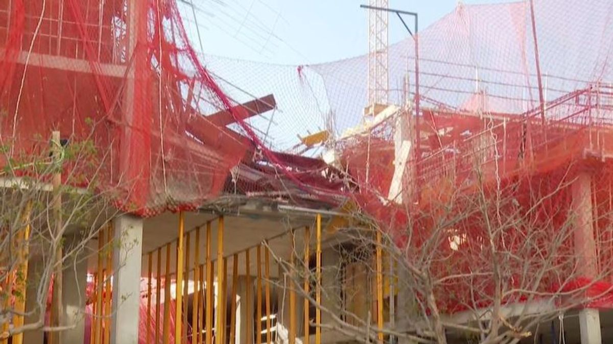 Cuatro obreros, heridos tras hundirse un edificio en construcción en Badalona