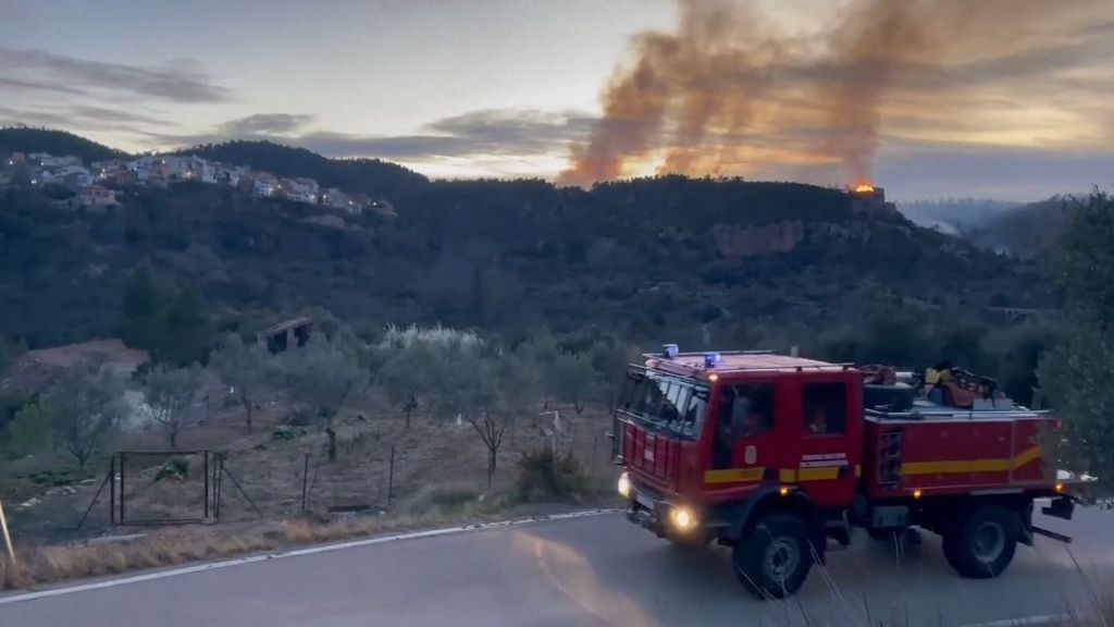 Dos focos preocupan a los bomberos que trabajan en el incendio de Castellón