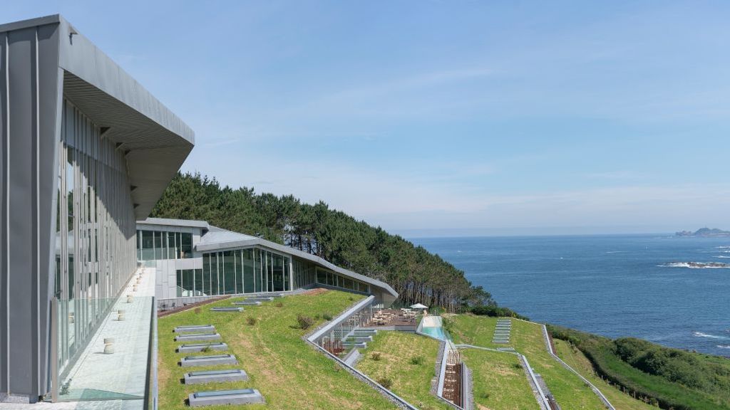 El Parador Costa da Morte está situado en una ladera.