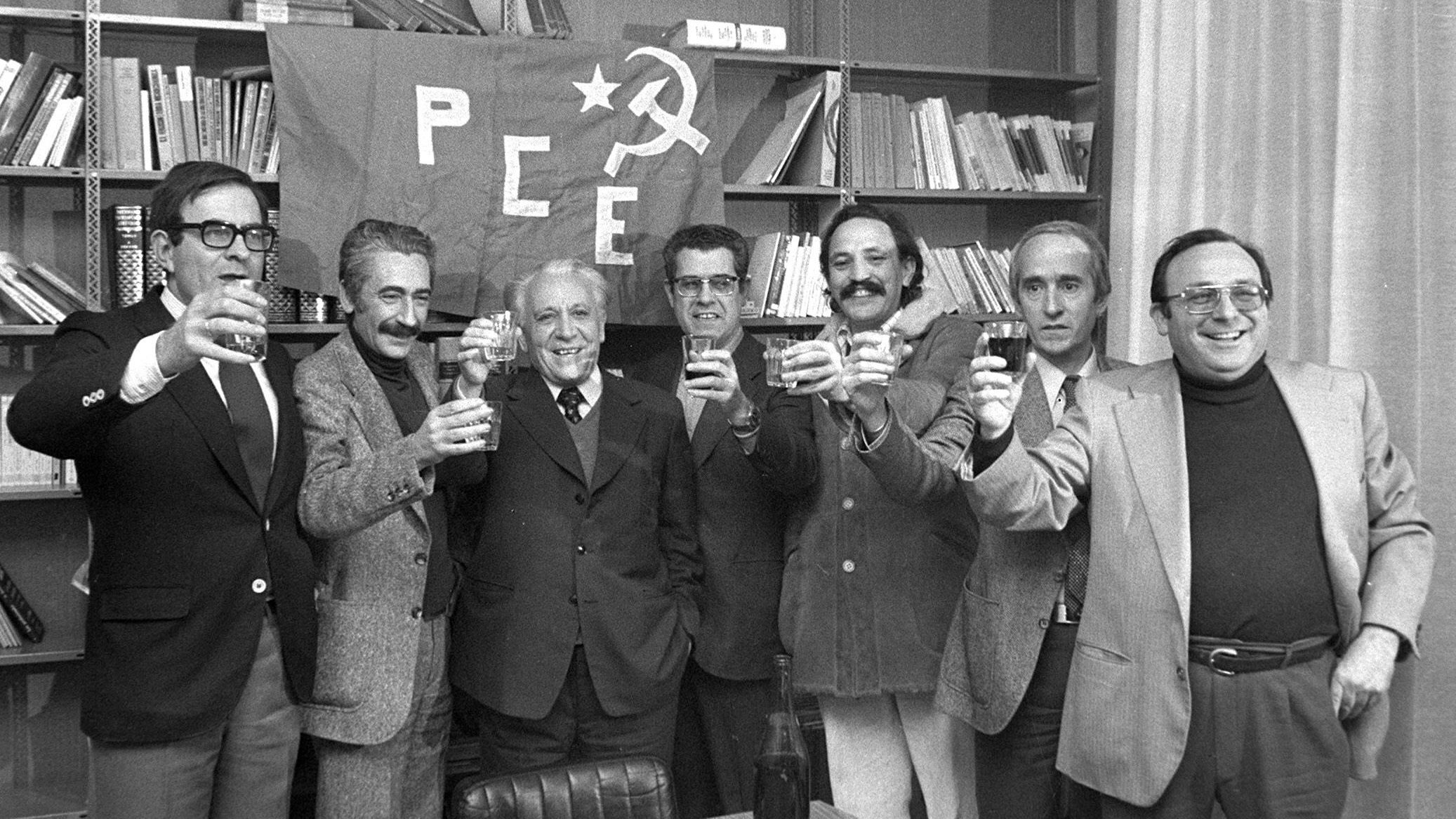Ramón Tamames y otros miembros del PCE celebran la legalización del partido en 1977