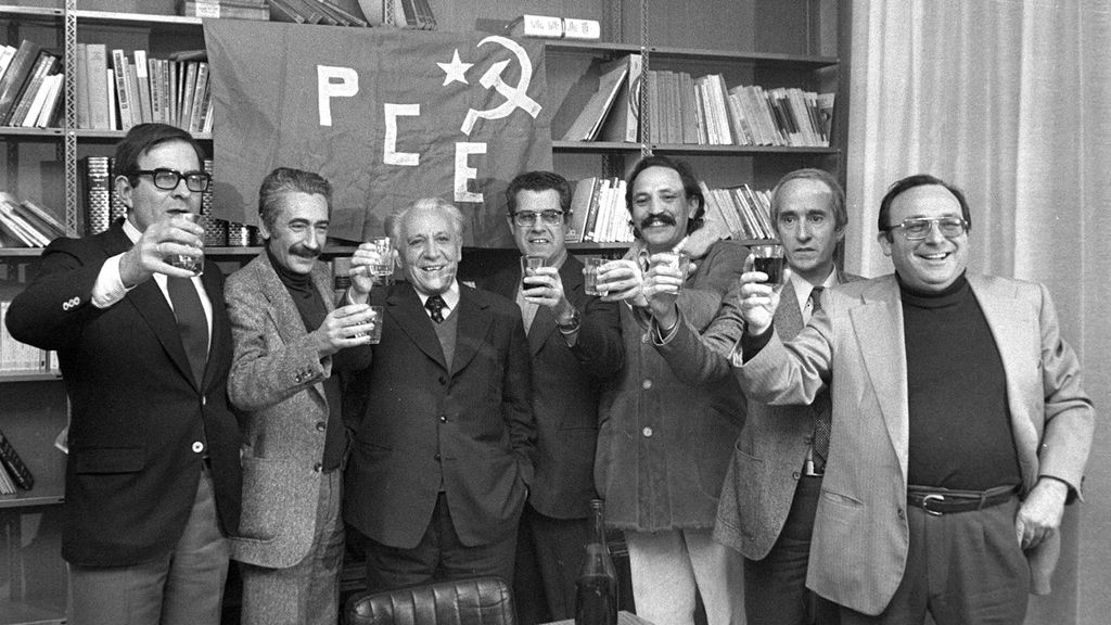 Ramón Tamames y otros miembros del PCE celebran la legalización del partido en 1977