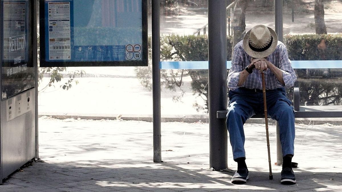 EuropaPress 2280033 pensionista espera autobus marquesina parada madrid
