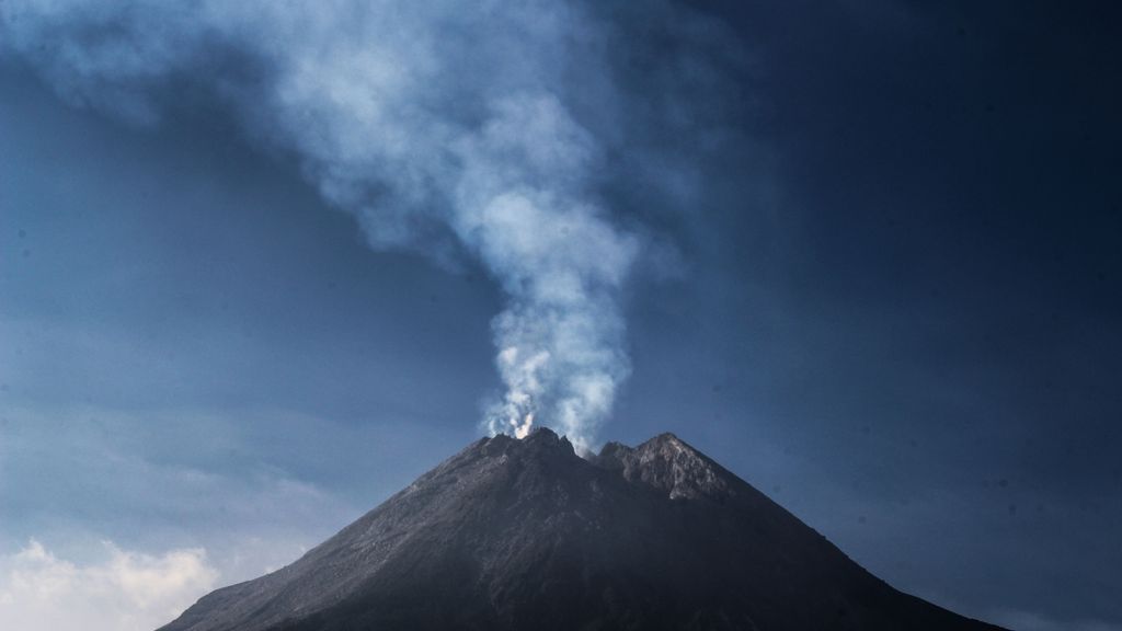 EuropaPress 3251716 26 july 2020 indonesia sleman smoke rises from the merapi volcano which is