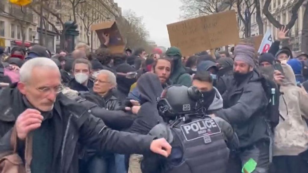 La indignación en Francia toma las calles: la huelga contra la reforma de las pensiones termina con 450 detenidos