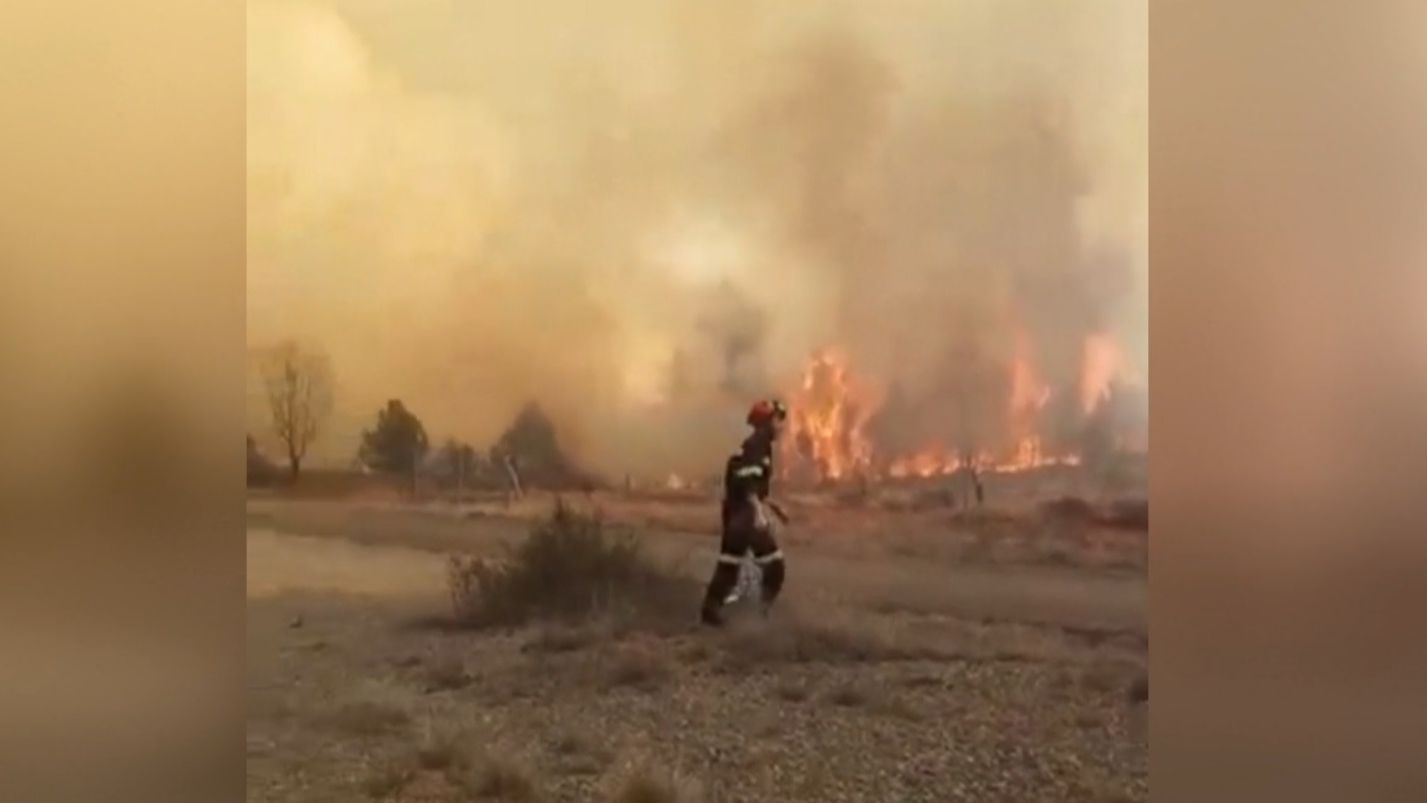 Los vecinos desalojados por el incendio de Villanueva de Viver, preocupados por sus animales