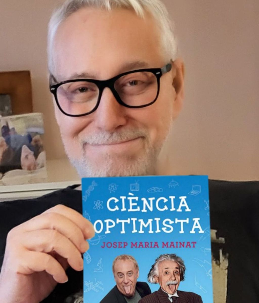 Josep Maria Mainat con su libro, 'Ciencia optimista'