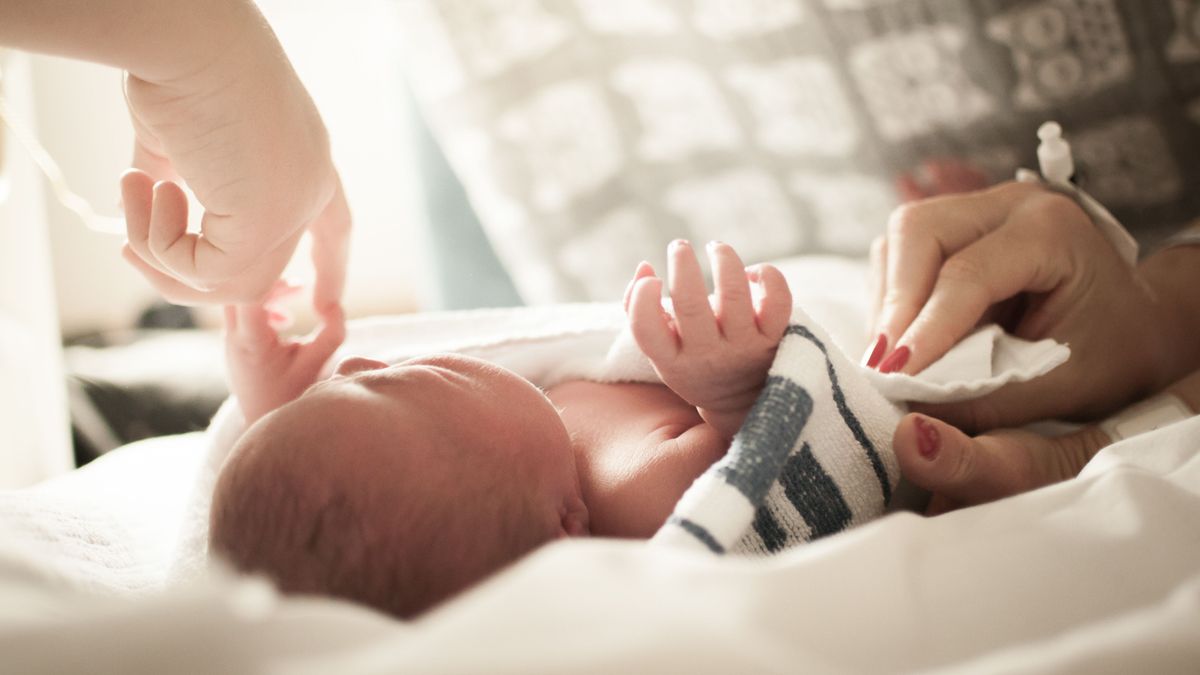 La Junta de Andalucía ha entregado a la bebé que iba a ser vendida a una familia de acogida