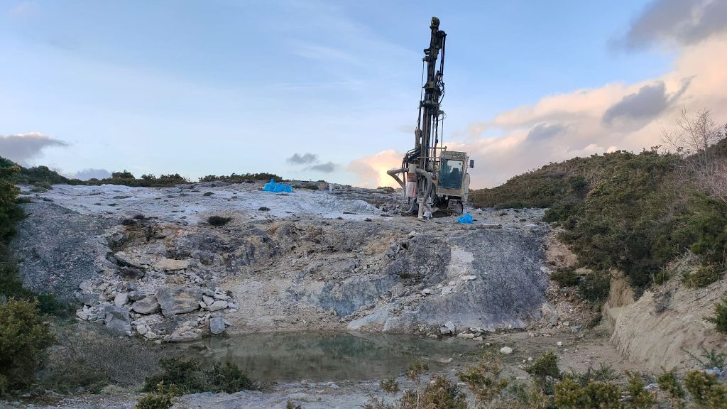 Maquinaria en el lugar donde se encuentra la mina de Silán.