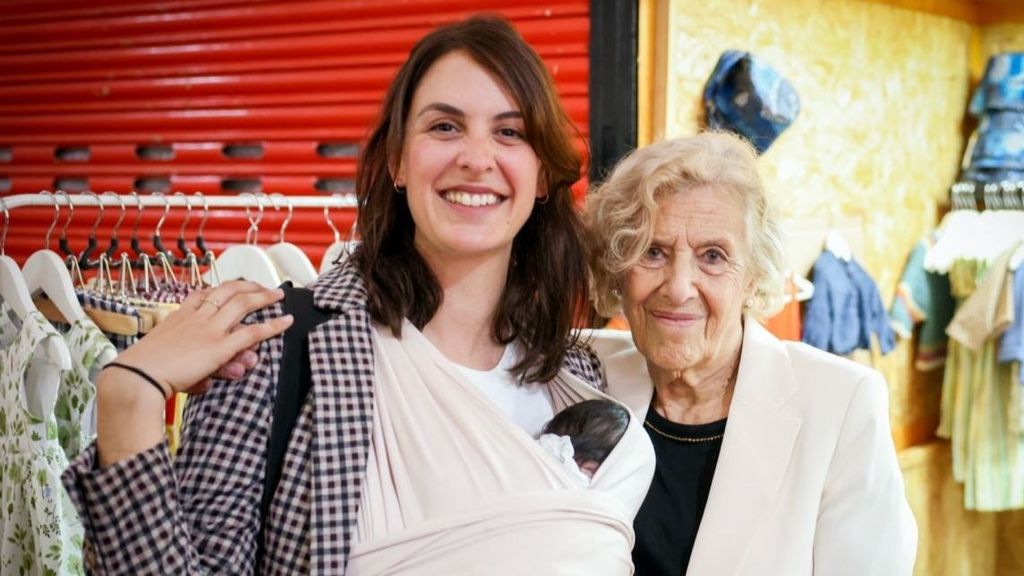 La portavoz de Más Madrid en el Ayuntamiento y candidata a la Alcaldía, Rita Maestre, ha presentado a su hija a la que fuera regidora Manuela Carmena