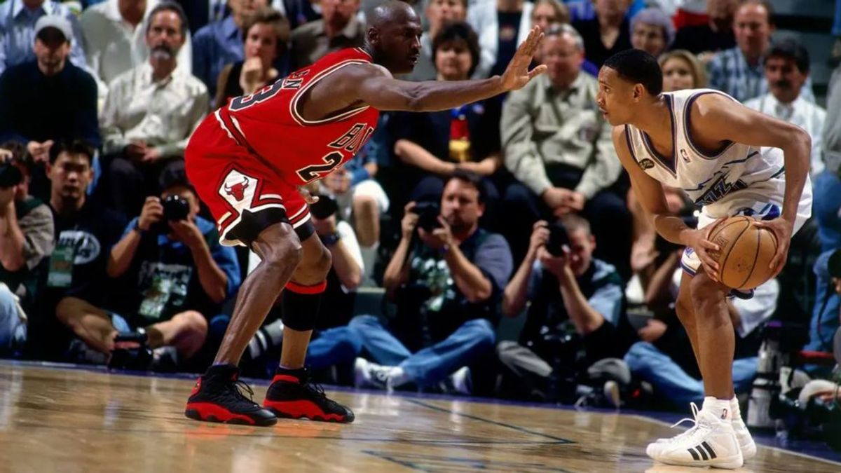 Michael Jordan bate un nuevo récord: cuatro millones por las zapatillas que llevó en las finales de 1998
