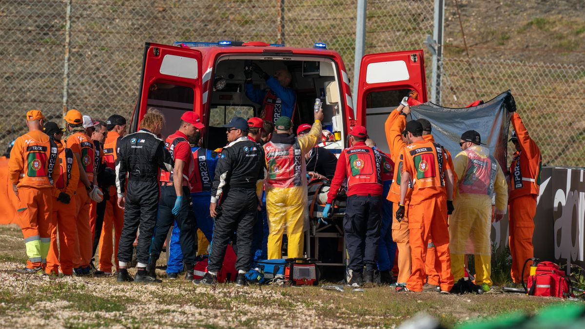 Pol Espargaró siendo atendido tras la caída en Portugal