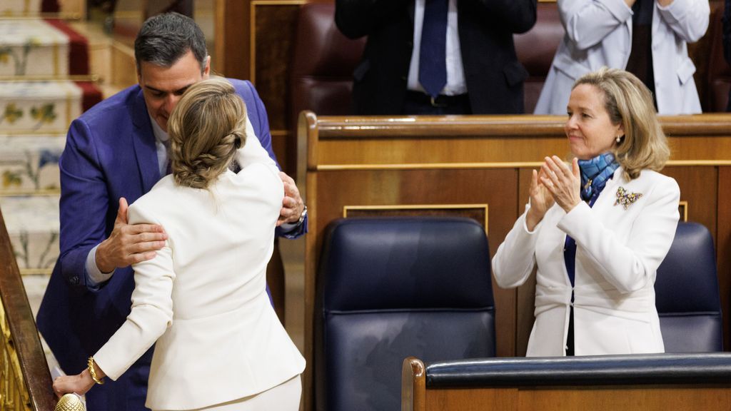 Sánchez besa a Díaz tras la intervención de la vicepresidenta en la moción de censura de Vox