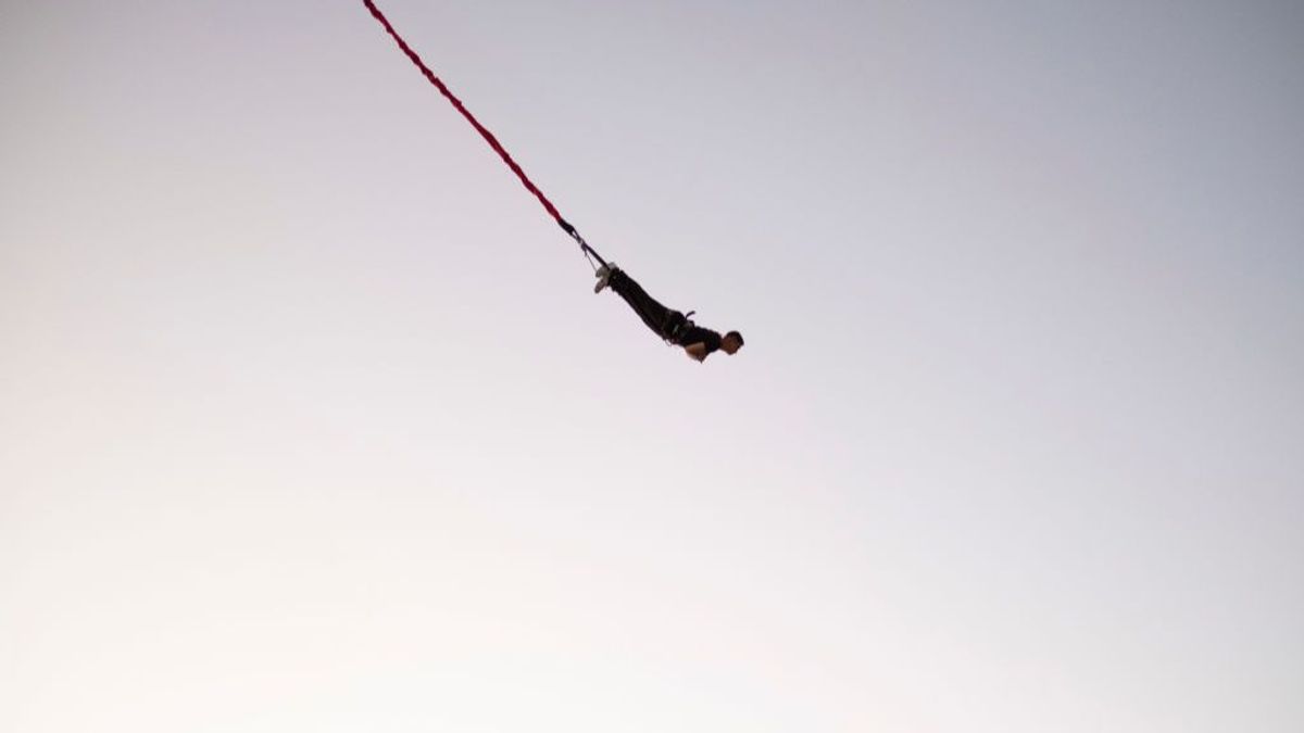 Un turista que hacía 'bungee jumping' en Tailandia se salva milagrosamente tras romperse la cuerda en pleno salto