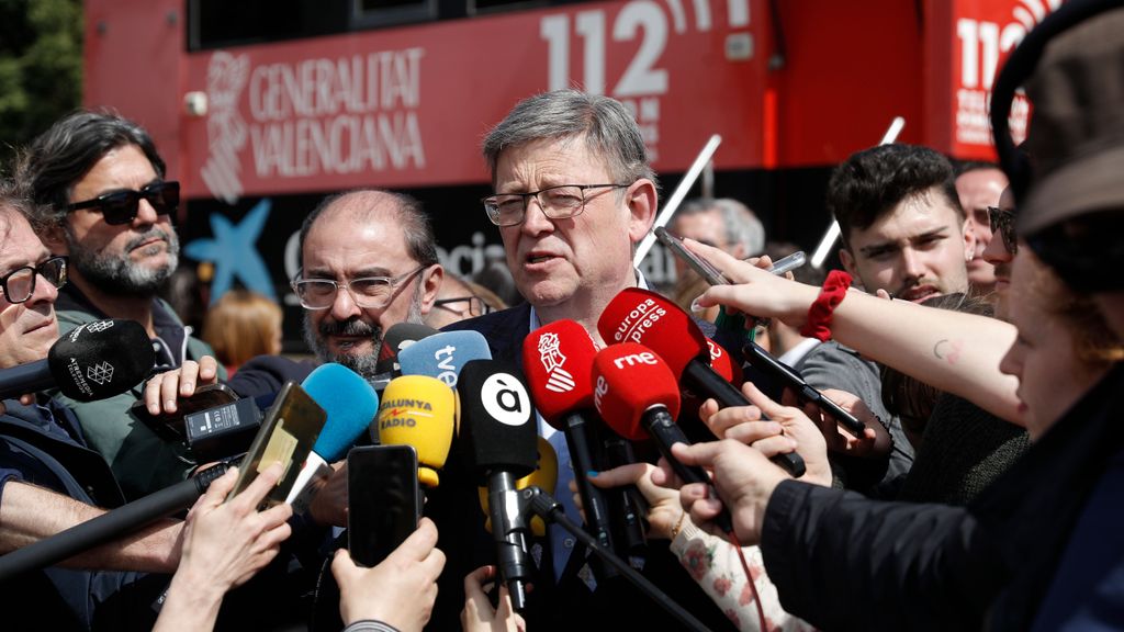 Los presidentes de la Comunidad valenciana, Ximo Puig (d), y de Aragón, Javier Lambán (i), atienden a los medios
