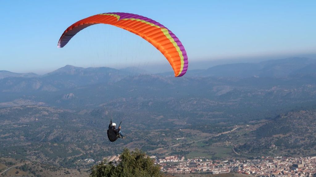 Un alumno, ya madurito, disfruta de sus primeros vuelos. FOTO JOSÉ I. GORDITO