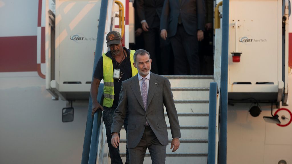 Un trabajador aeroportuario se salta el protocolo y baja con Felipe VI del avión