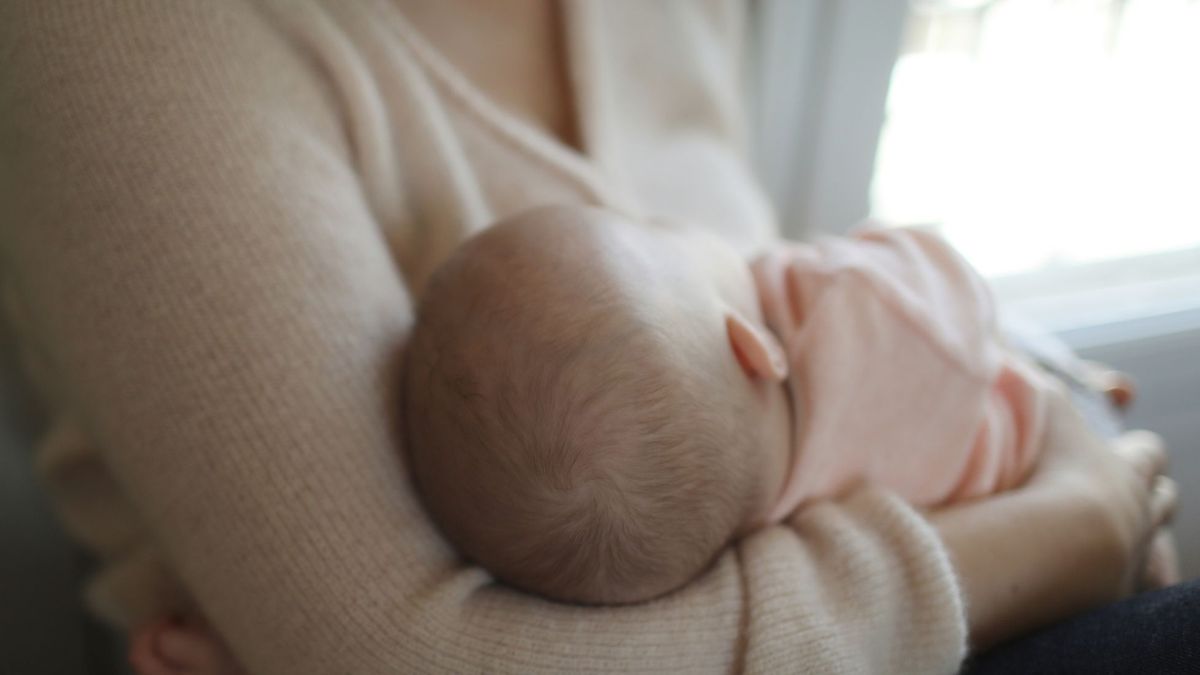 Imagen de archivo de una mujer amamantando a su bebé