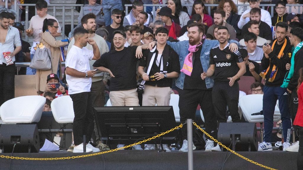 Los presidentes de los equipos participantes en la Kings League en el banquillo del Spotify Camp Nou