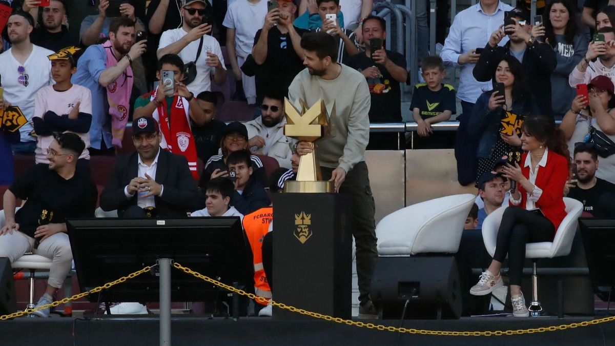 Piqué muestra el trofeo de la Kings League Piqué muestra el trofeo de la Kings League