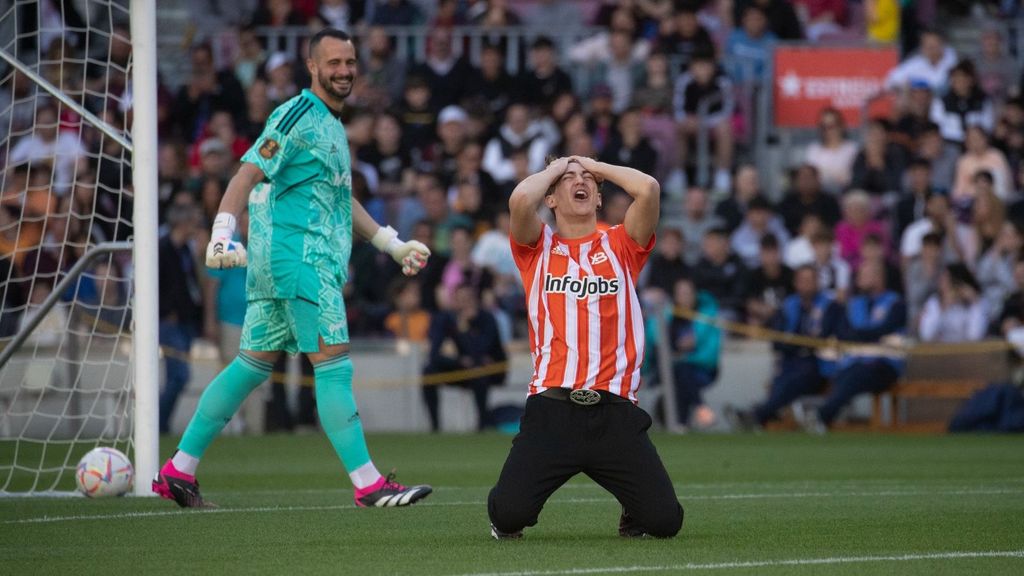 Un jugador de los Aniquiladores FC falla un gol en la primera semifinal de la Kings League, ante Los Troncos FC
