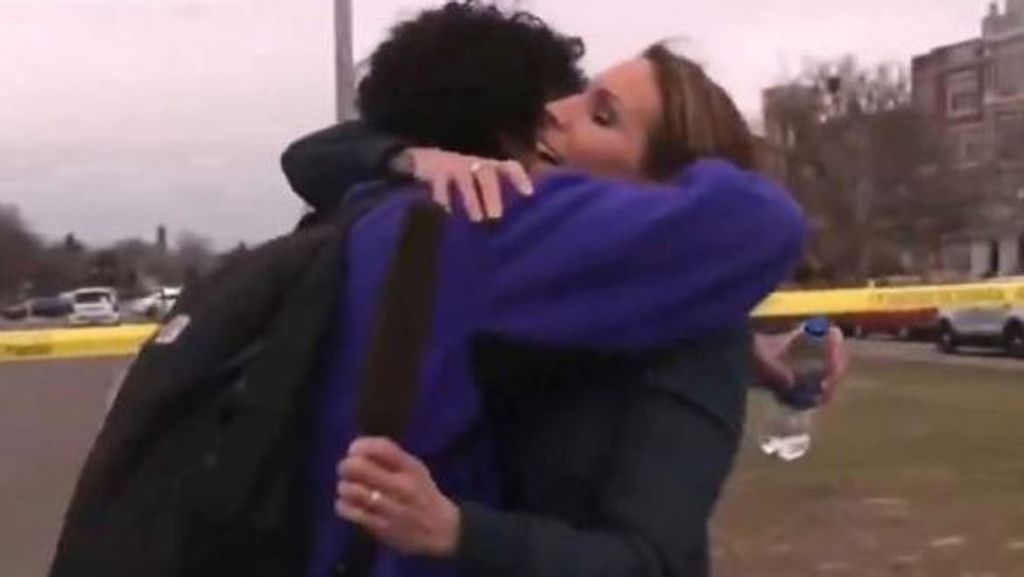Una periodista interrumpe un directo para abrazar a su hijo tras un tiroteo en su colegio